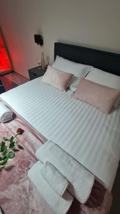 Mias Luxury Apartment غييكا المظهر الخارجي الصورة